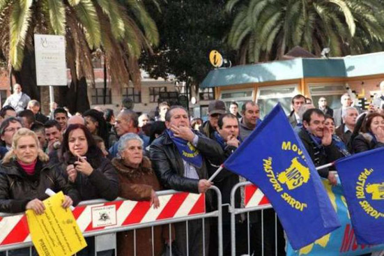 Napolitano-contestato-in-sardegna 1